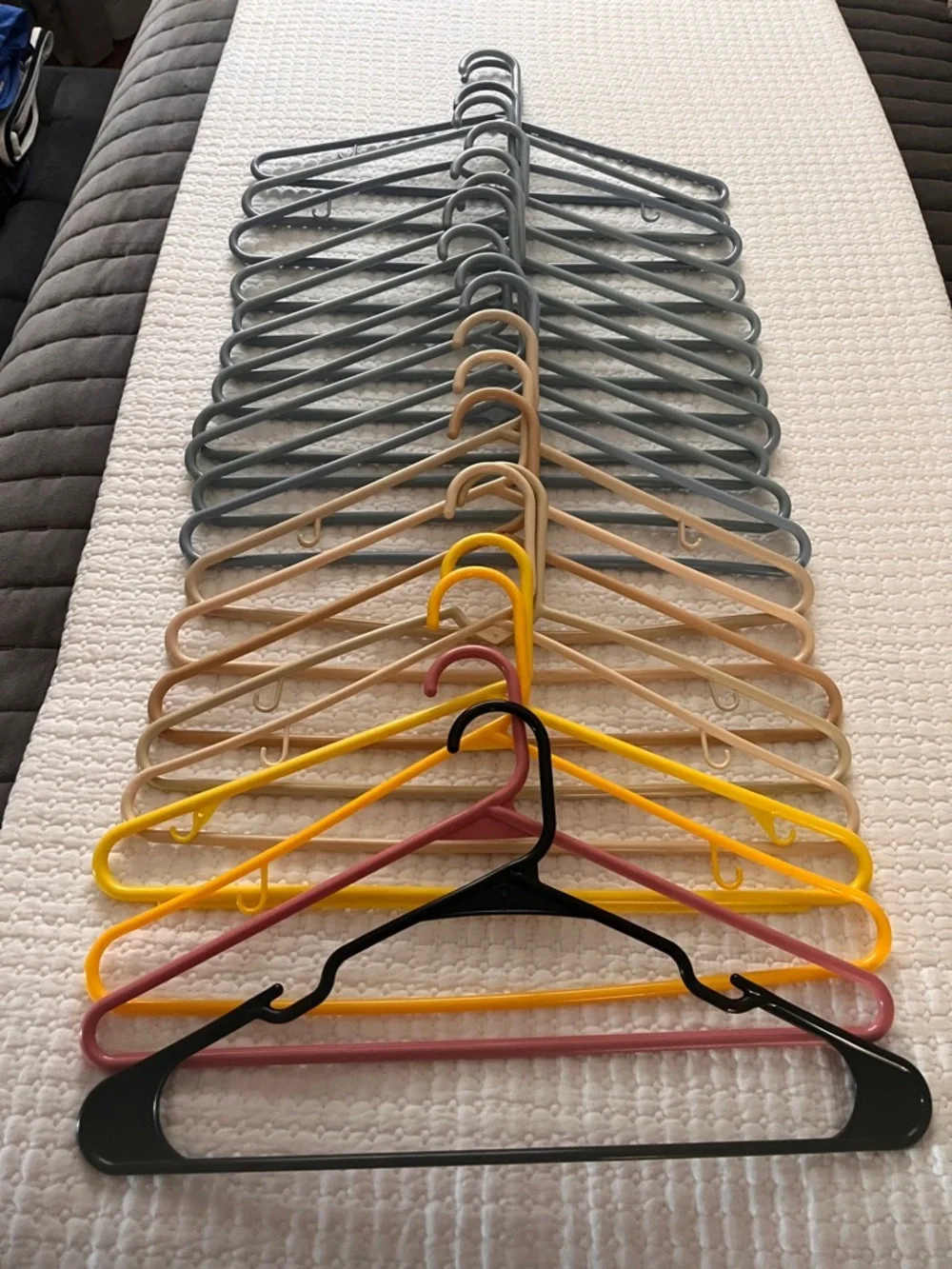 20 plastic tube hangers, Blue/Beige/Yellow/Pink/Brown